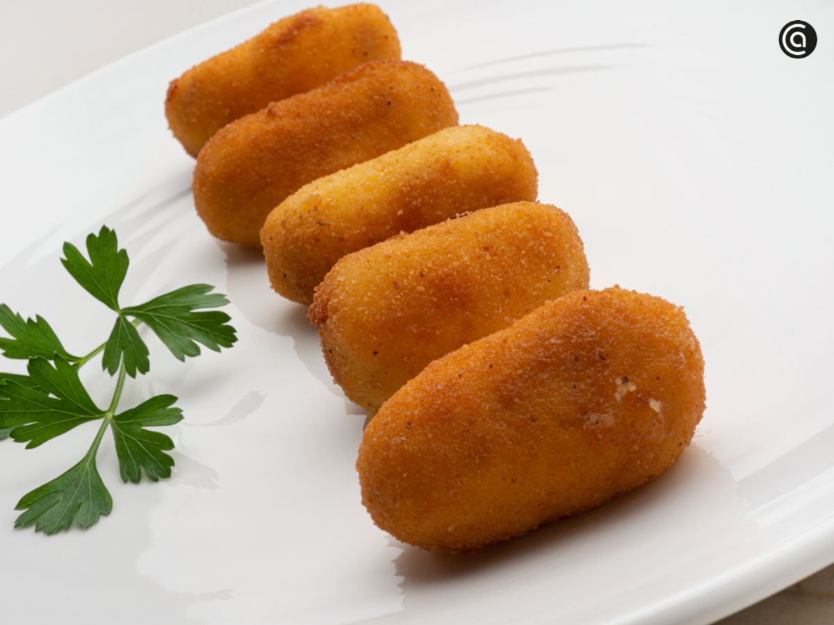 Croquetas de chistorra doradas al punto, con un interior cremoso y todo el sabor del embutido.