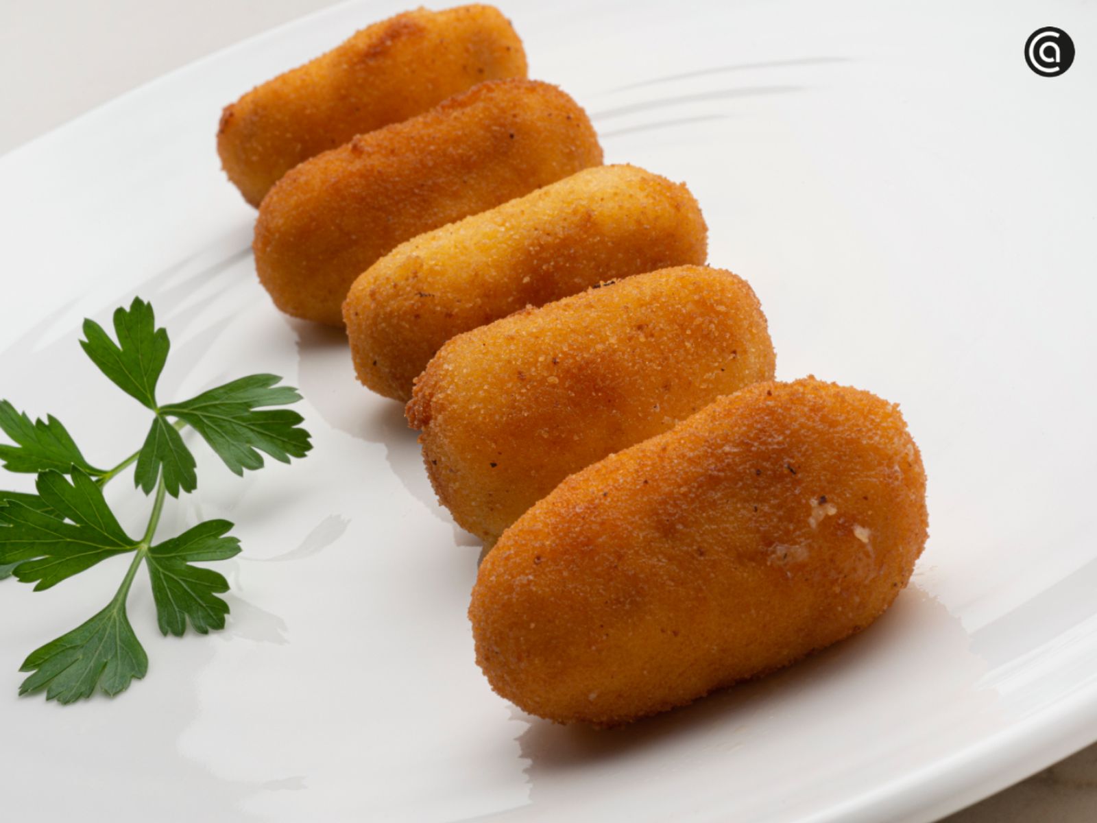 Croquetas de chistorra doradas al punto, con un interior cremoso y todo el sabor del embutido. Croquetas de chistorra doradas al punto, con un interior cremoso y todo el sabor del embutido.