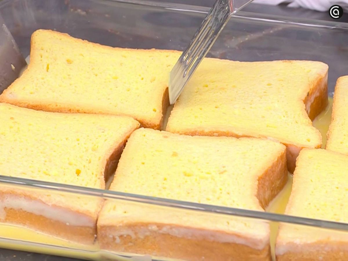 Empapa el pan por los dos lados