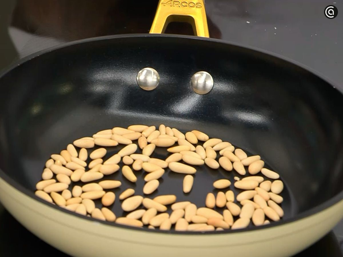 Coloca los piñones en una sartén y tuéstalos