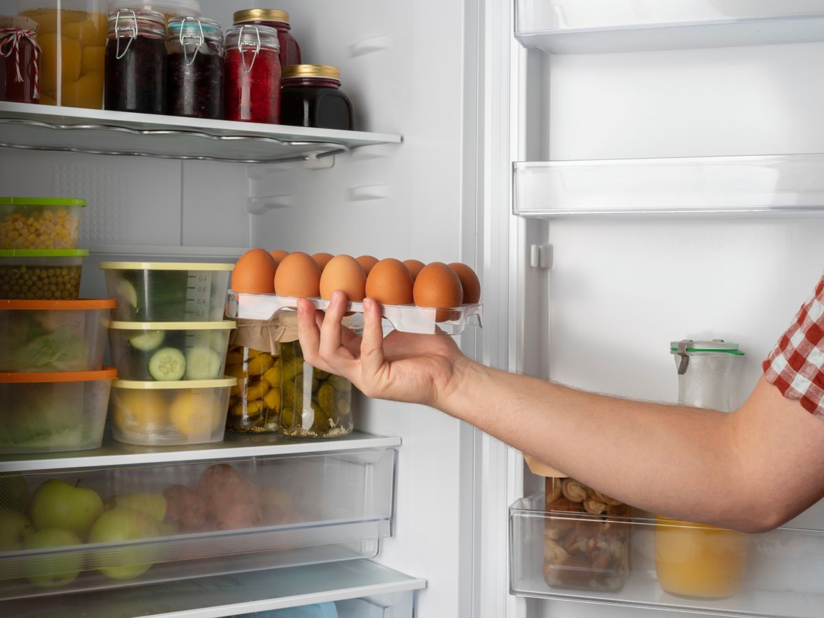 Evita guardar los huevos cocidos en la puerta del frigorífico: mejor en una zona estable y fría.