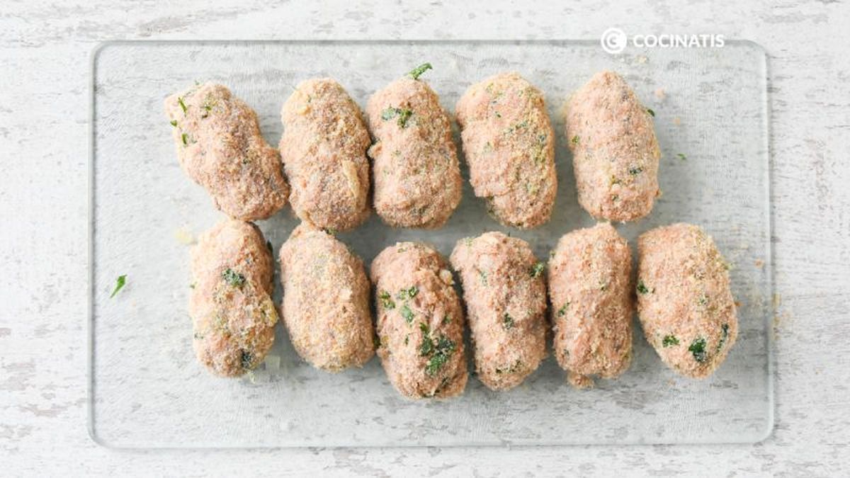 Rebozar las croquetas de atún