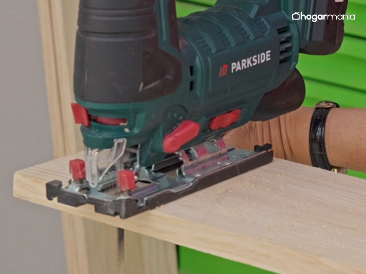 Cortamos las tablas a medida con la sierra de calar Parkside.