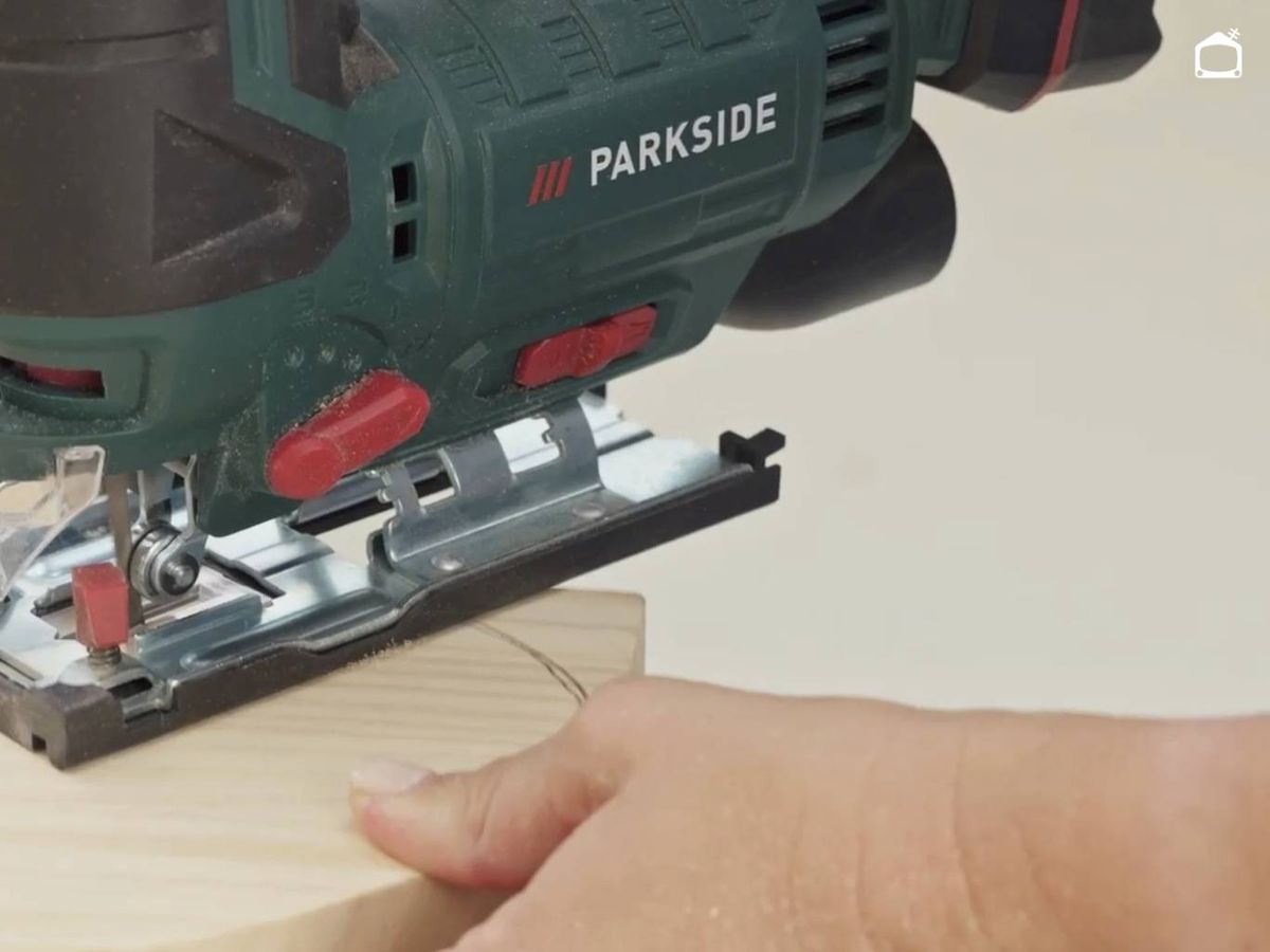 Cortamos las piezas con la sierra de calar.