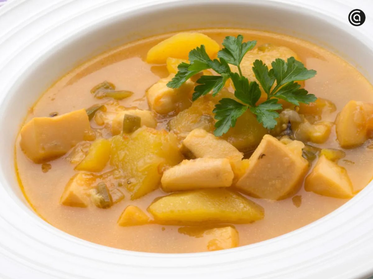 La sepia en caldereta, un guiso marinero de sabor profundo que refleja la esencia de la cocina mediterránea.