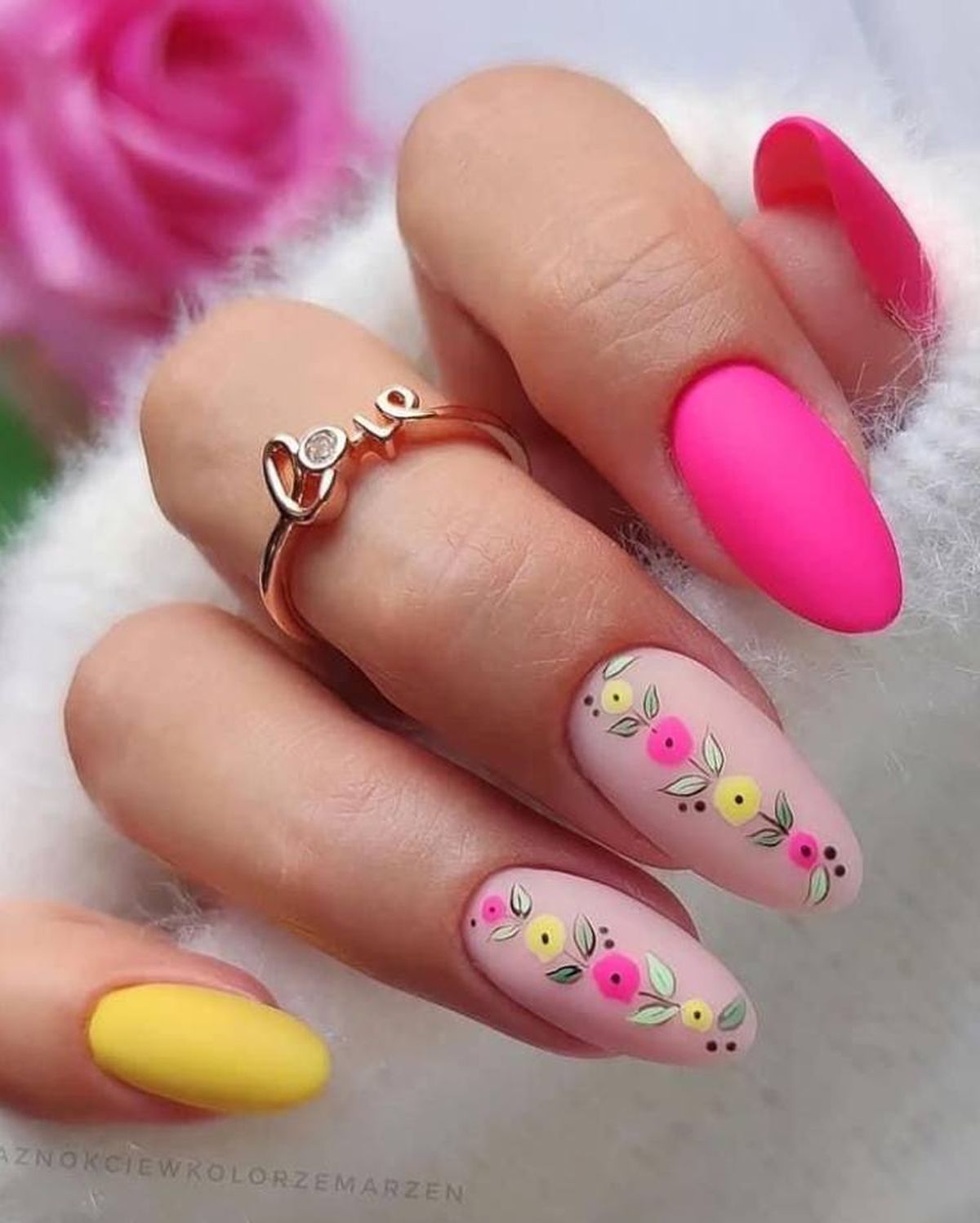 unas de colores con dibujos