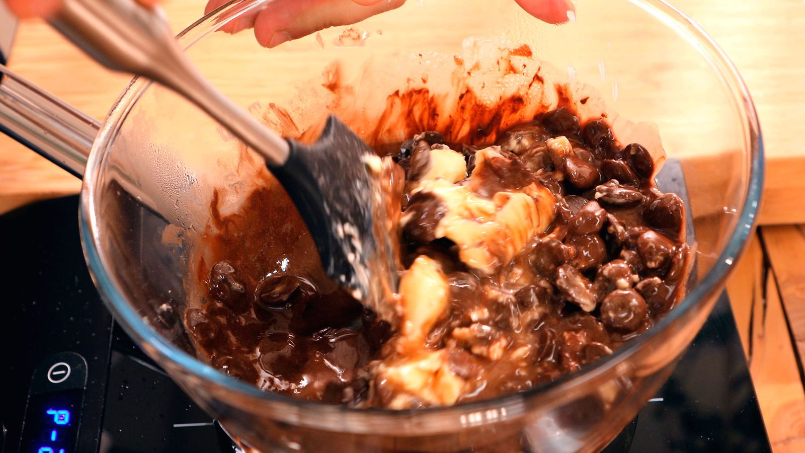Funde el chocolate y la mantequilla al baño maría Coulant de chocolate Paso 1