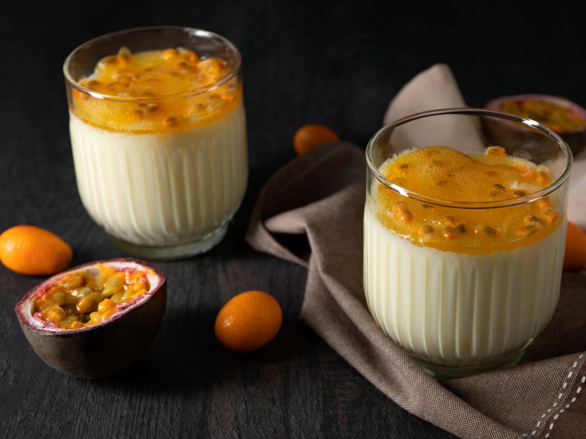 Vasitos cremosos con maracuyá: un postre tan exótico como refrescante.