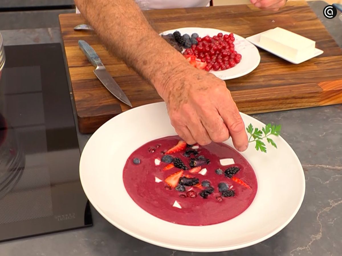 Añade dados de queso fresco al gazpacho de frutos rojos