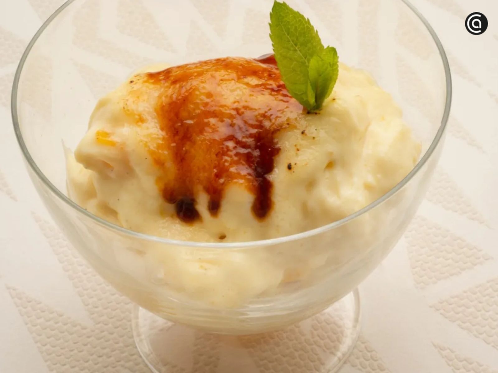 Capas de nata, bizcocho y crema pastelera con azúcar caramelizado. Un postre que conquista por su sencillez y equilibrio.