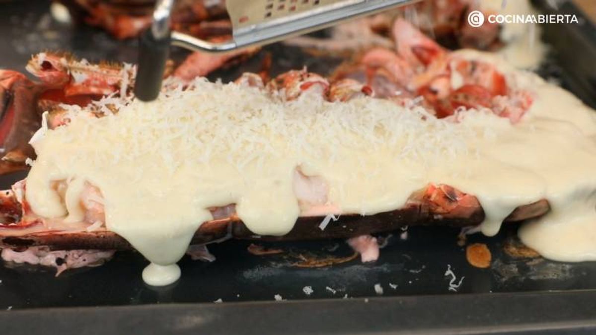 Rellena el bogavante y cubre con bechamel y queso rallado