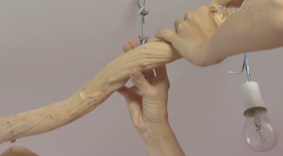 Cómo hacer una lámpara de techo con ramas secas paso 4