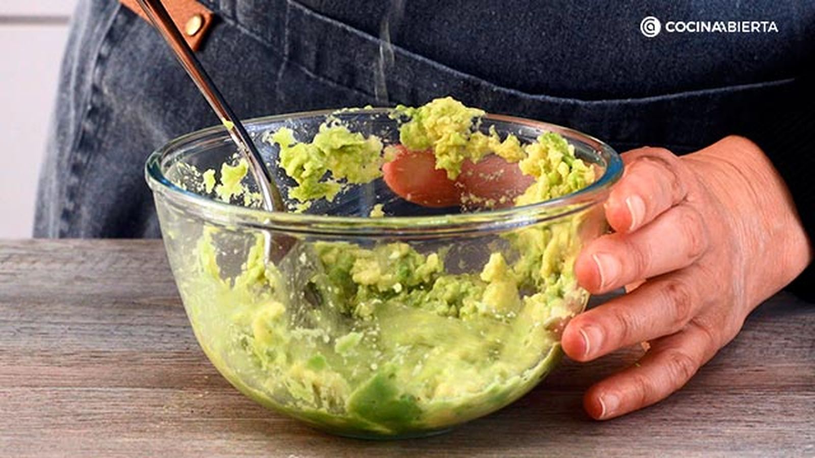 CTIS0936 receta tartar salmon ahumado aguacate paso 1 CTIS0936 receta tartar salmon ahumado aguacate paso 1