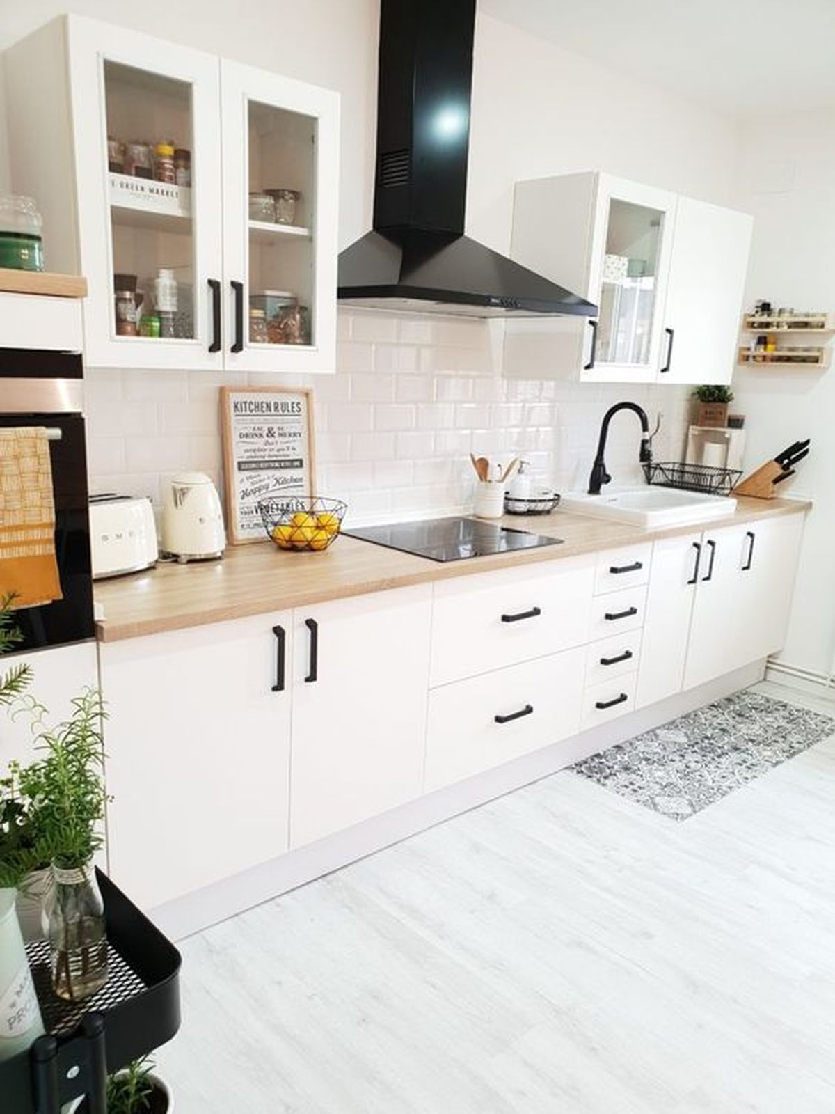 suelo madera baldosa cocina al lado grifo