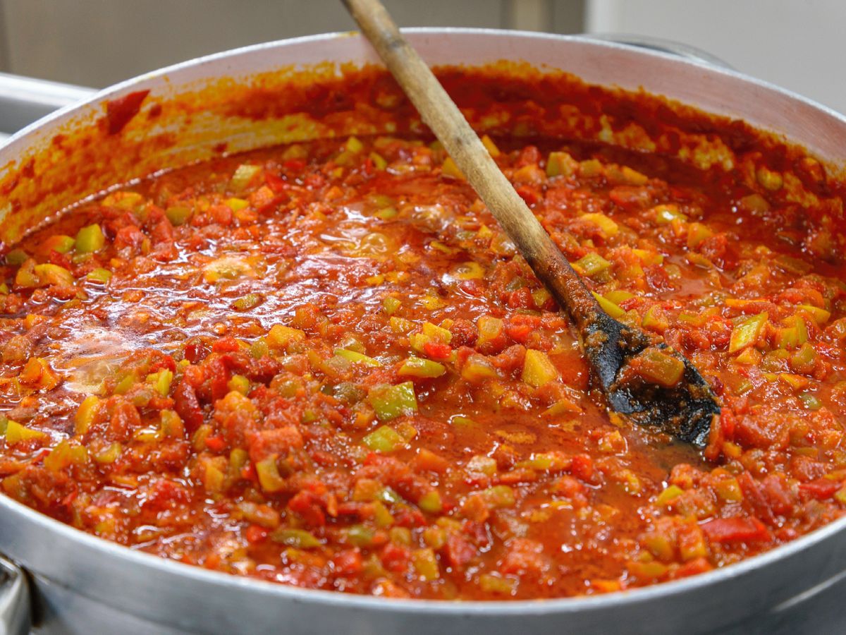Tomate, pimiento, cebolla y calabacín: la base humilde y sabrosa de este guiso de la huerta.