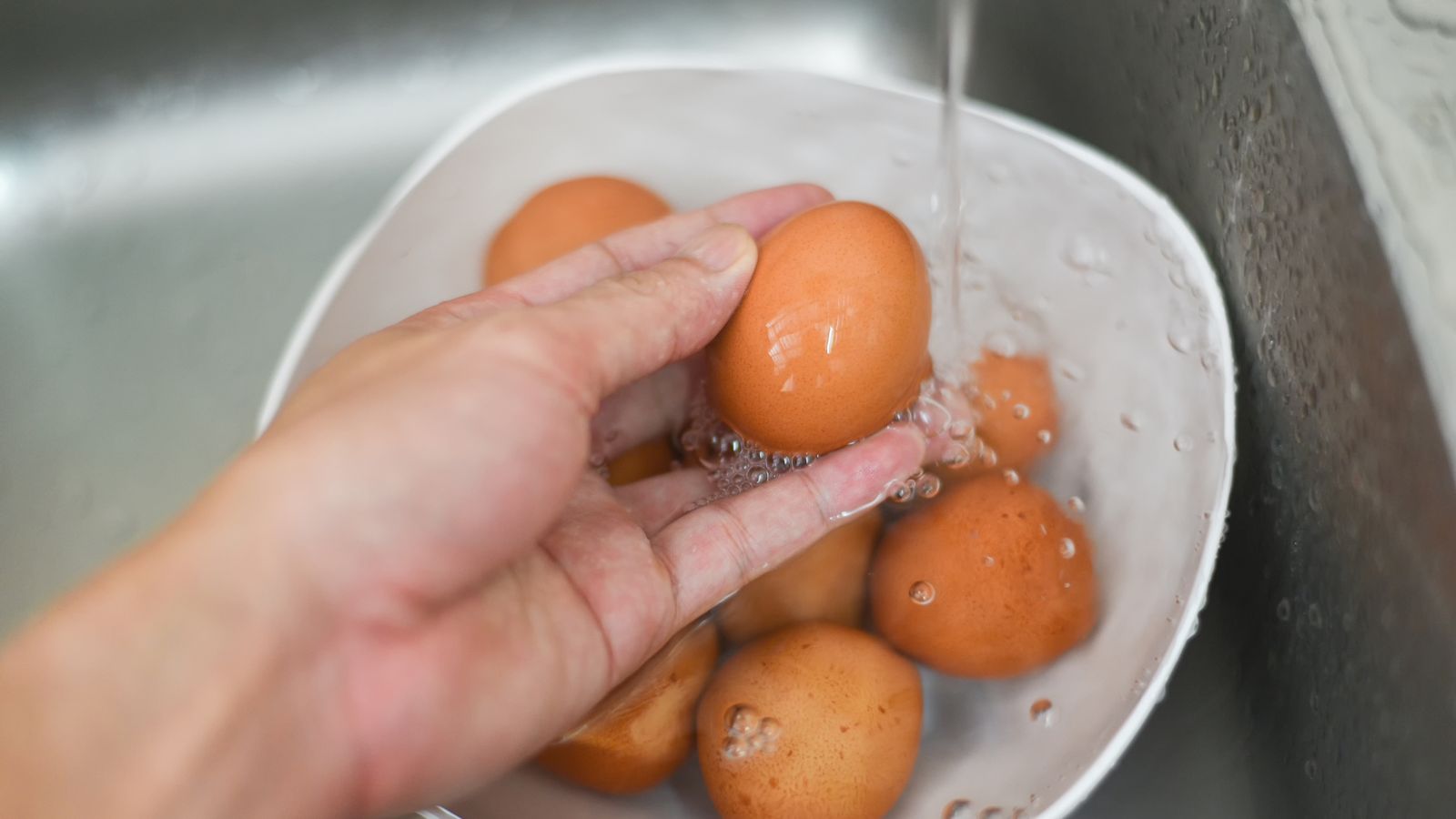 Lavar los huevos es una práctica muy poco recomendable