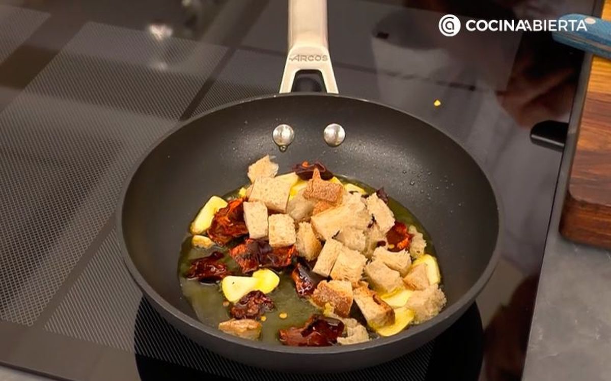 Fríe ajo, ñoras y pan en aceite caliente