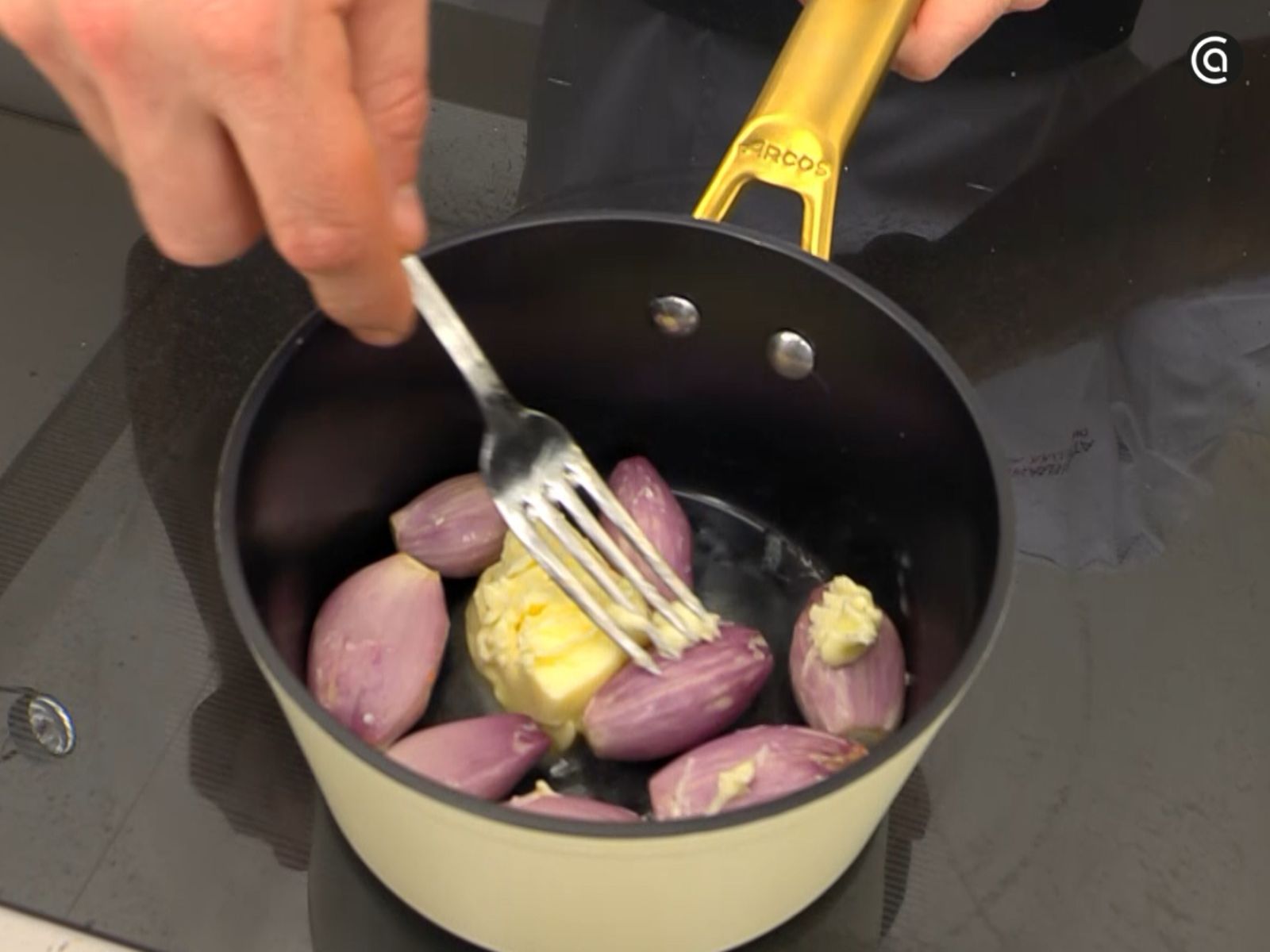 Confitamos las chalotas junto a la mantequilla.