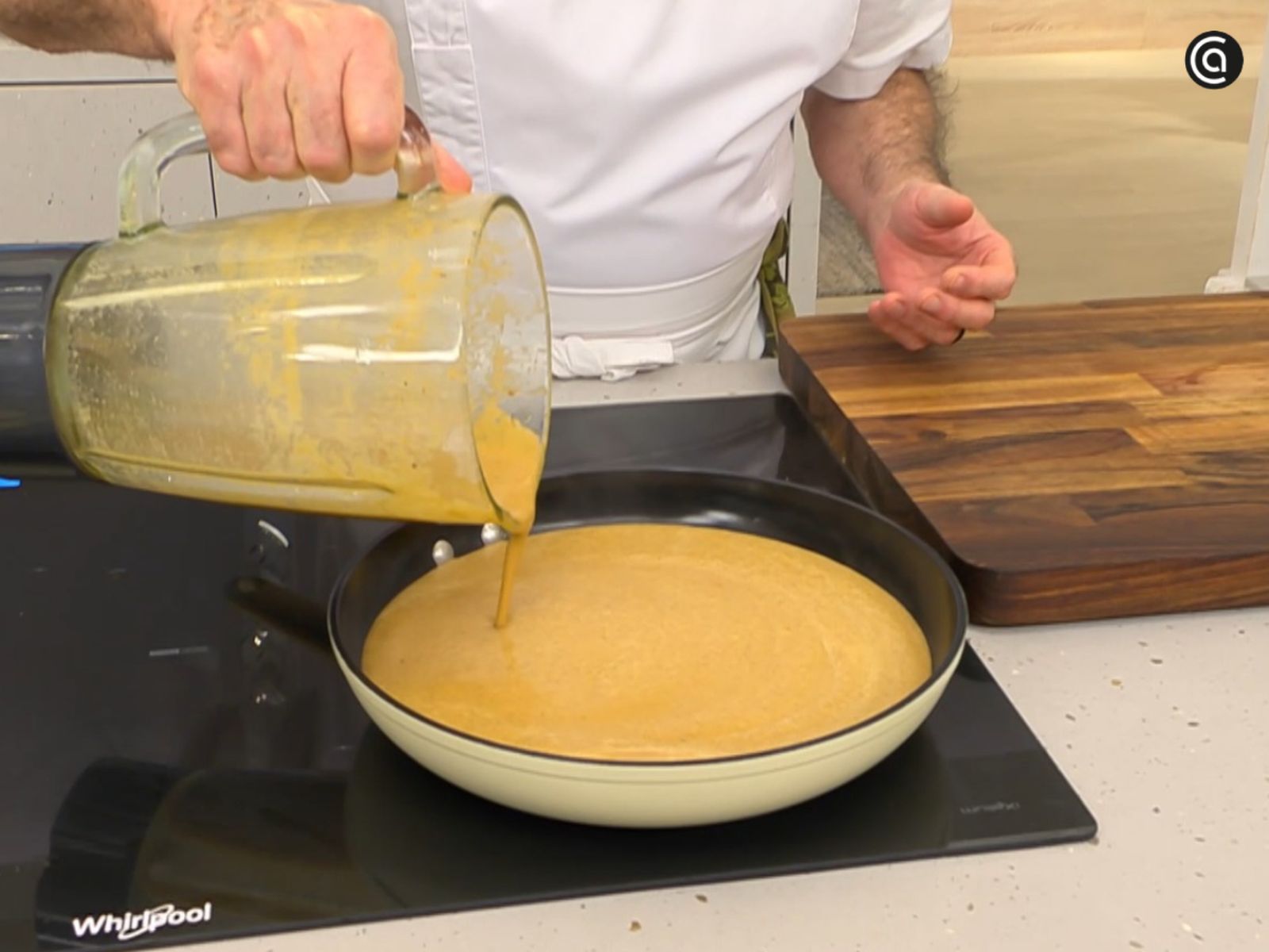 La carne se dora ligeramente en el horno mientras la salsa se tritura y se reduce.