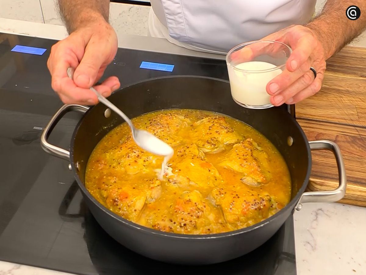 Agrega la harina de maíz refinada diluida para darle el espesor