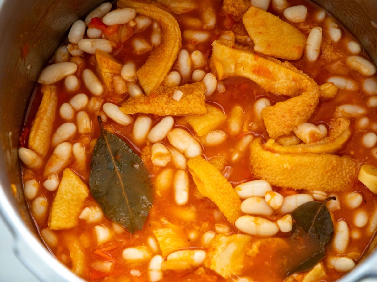 Sin laurel, las legumbres resultan más planas; con él, ganan aroma y equilibrio en cada cucharada.