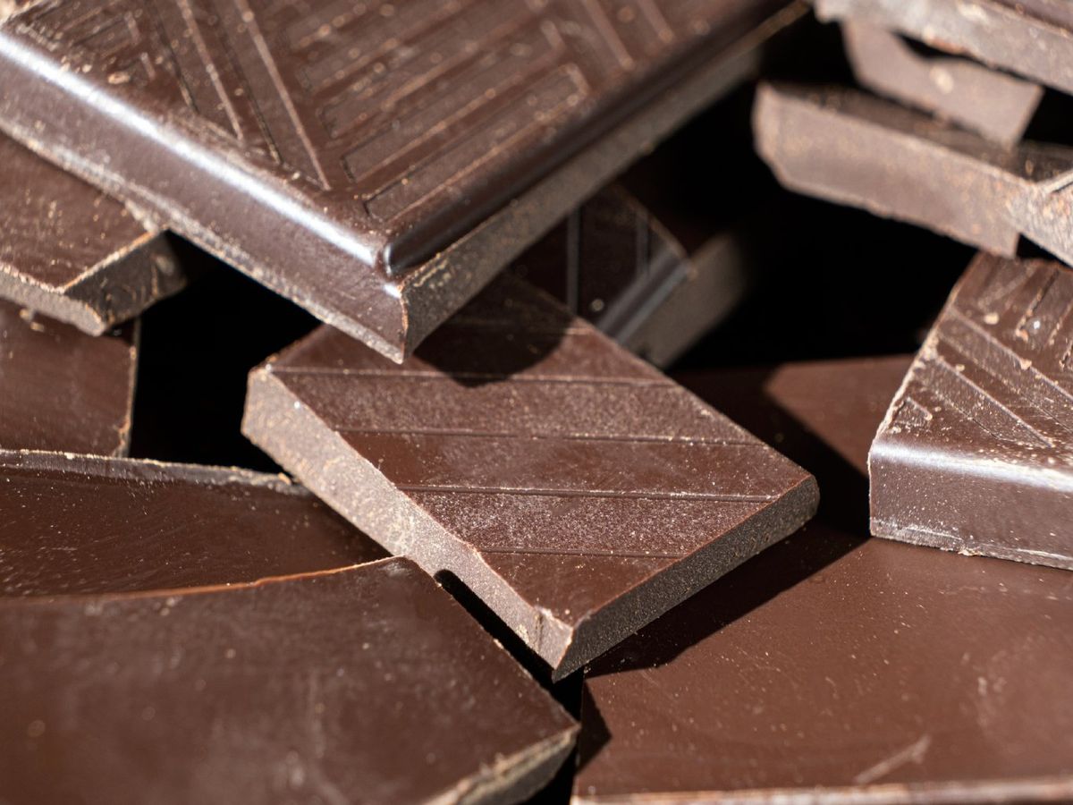 El calor y la humedad provocan estos cambios en la superficie del chocolate