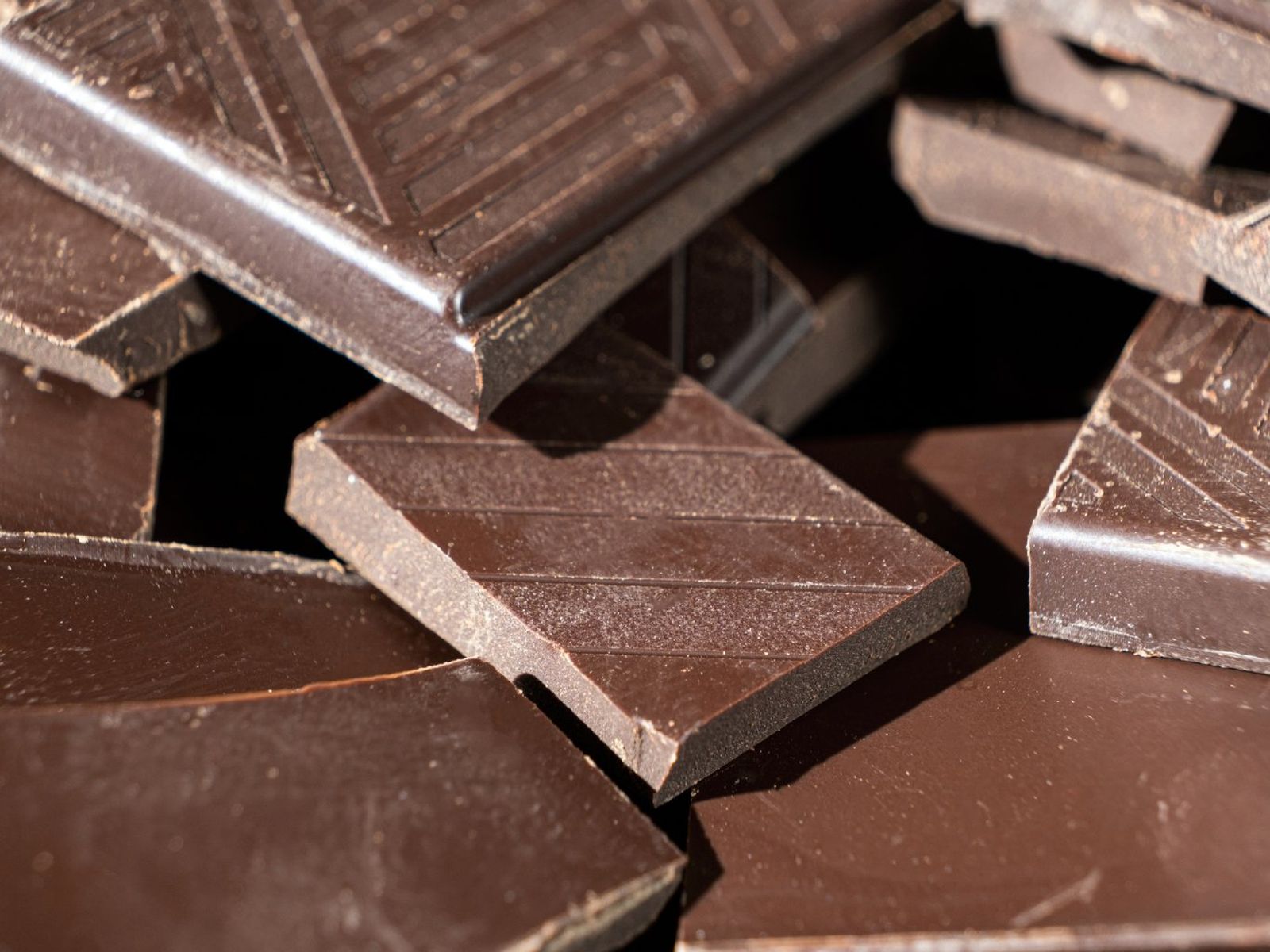 El calor y la humedad provocan estos cambios en la superficie del chocolate