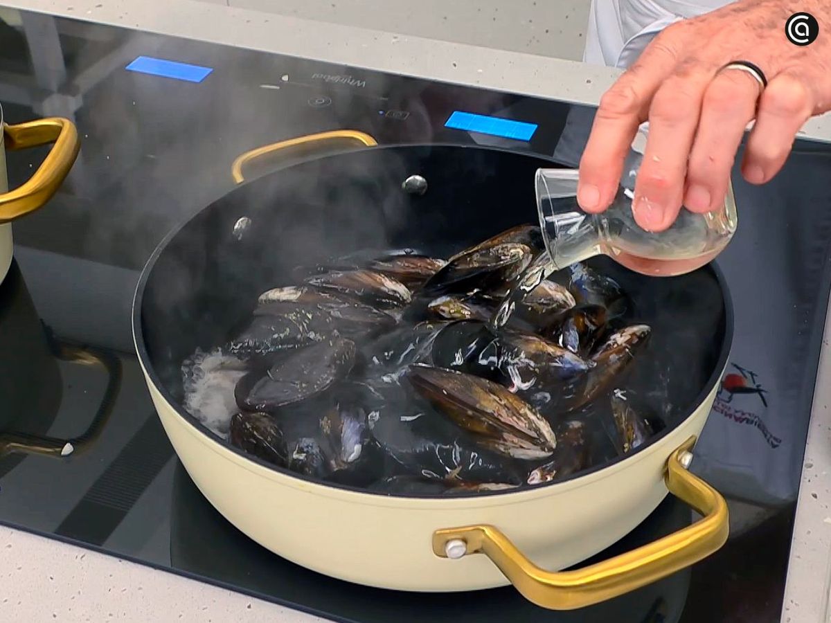 Cocina los mejillones para hacer la salsa de la lubina a la plancha