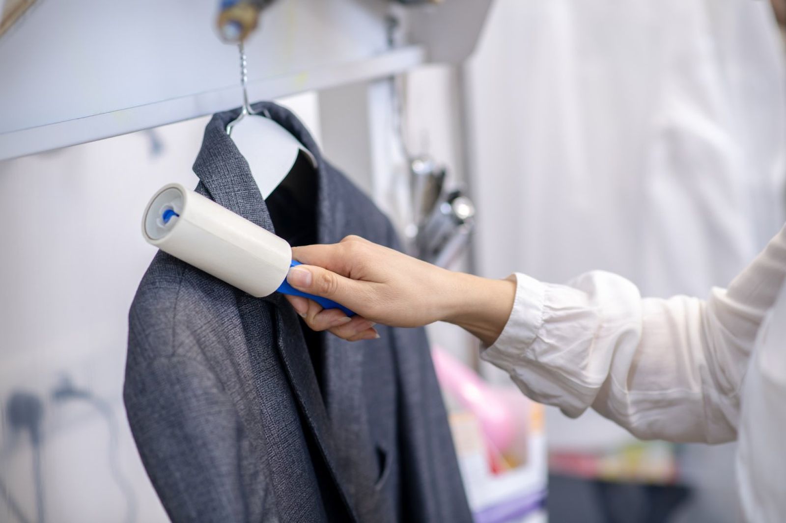 La limpieza en seco de trajes evita desteñidos y deformaciones