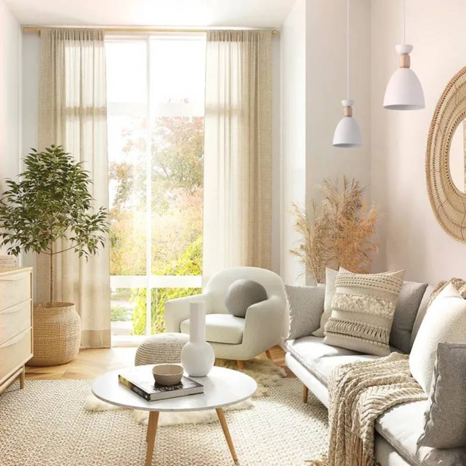 Salón luminoso con plantas de interior grandes. Salón luminoso con plantas de interior grandes.