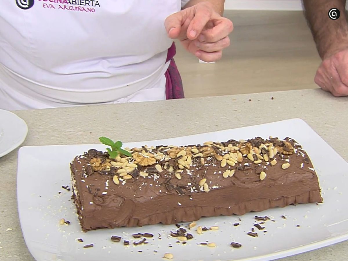 Decora con frutos secos, chocolate y una hoja de menta