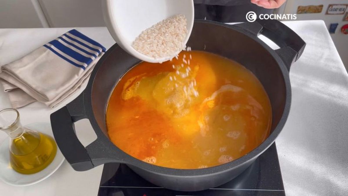 Agregamos el arroz a la cazuela