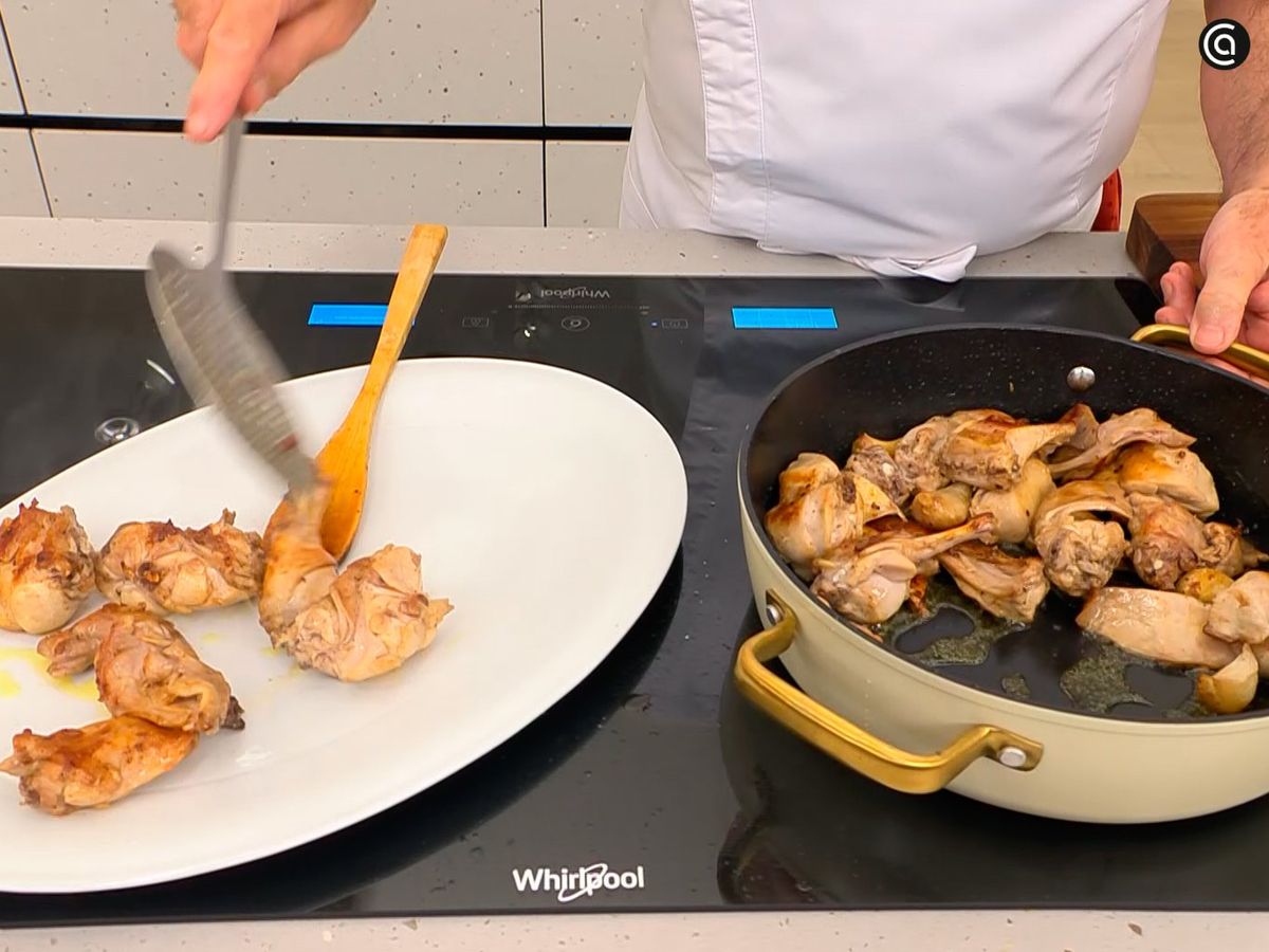 Fríe el conejo hasta que esté bien dorado