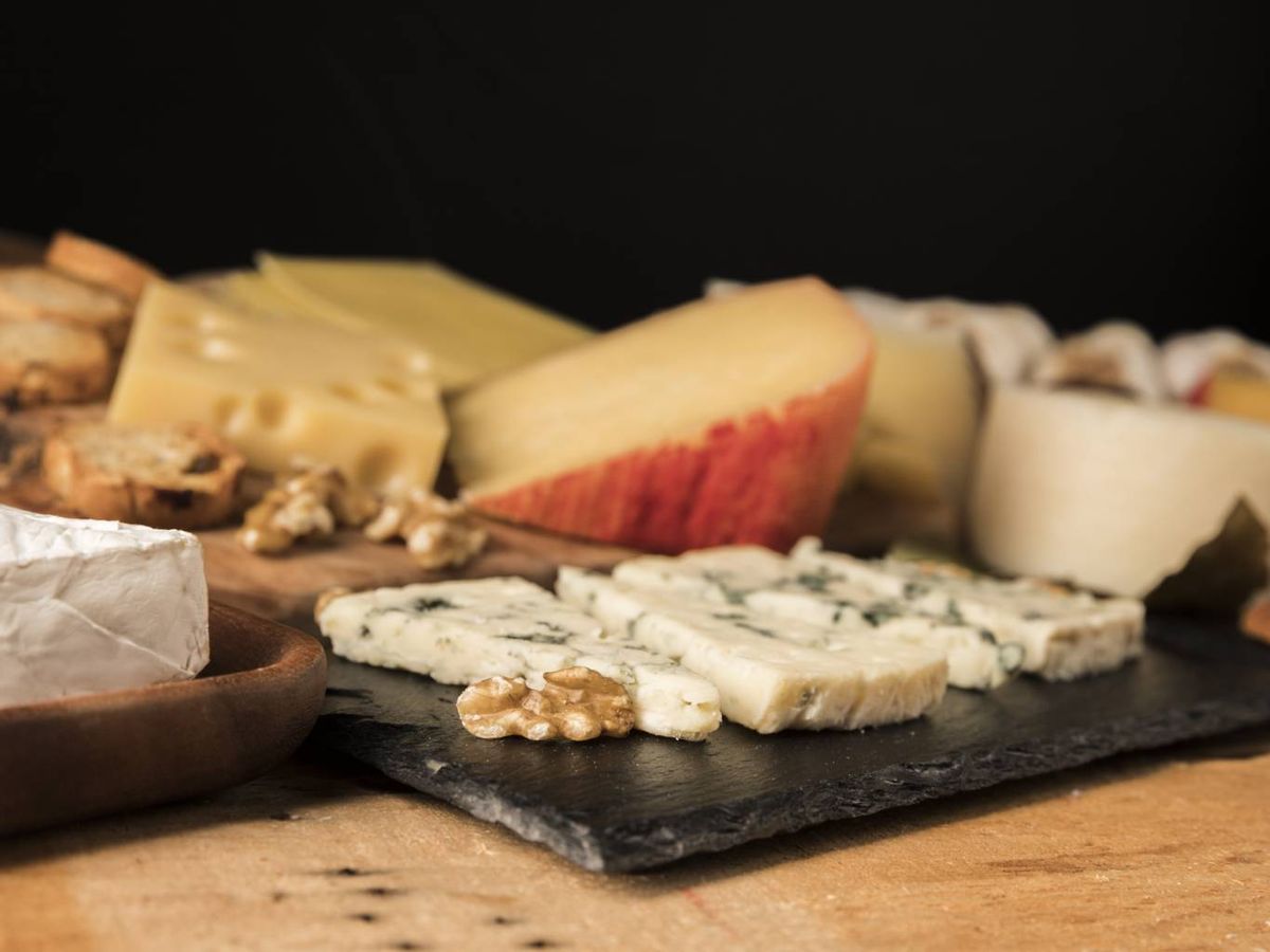 Una tabla variada de quesos es una apuesta segura en una comida campestre.
