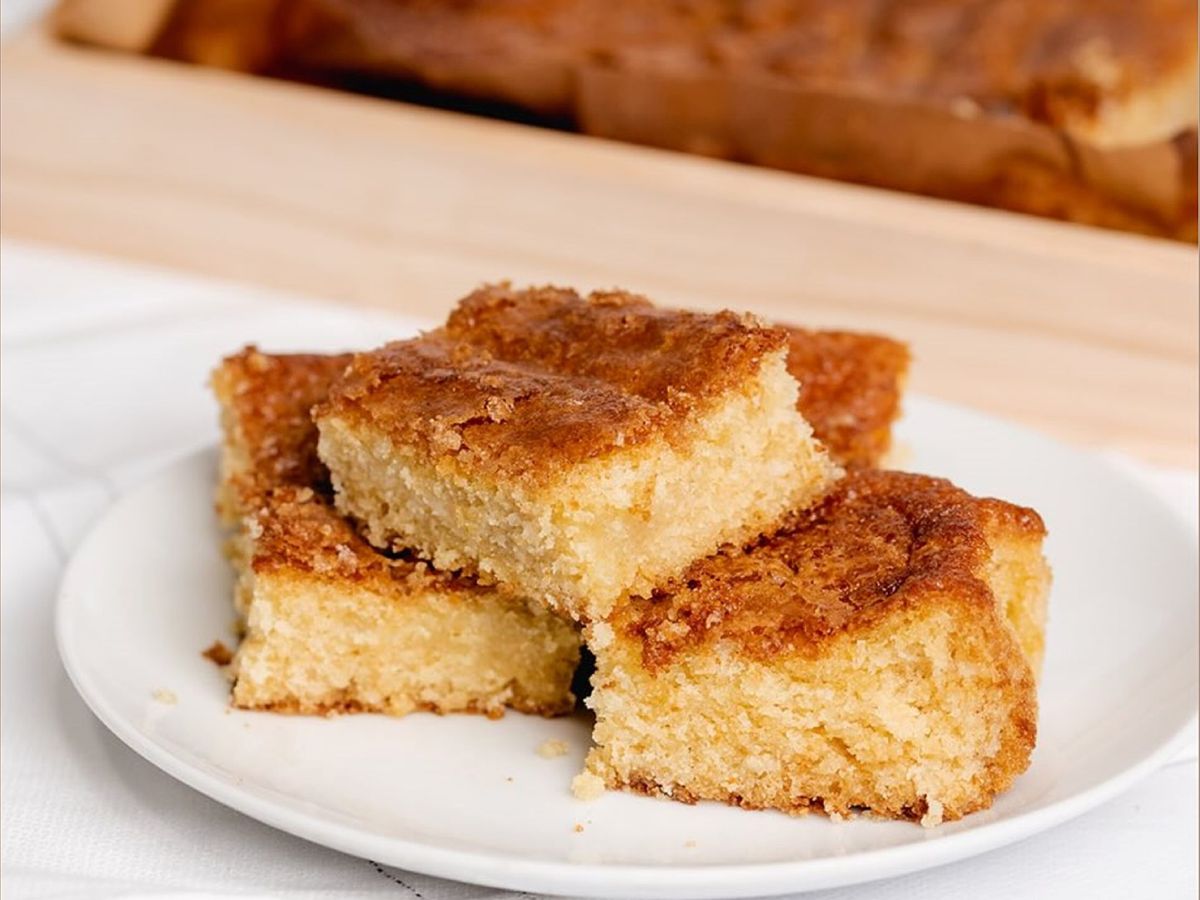 Coca de llanda, bizcocho horneado en bandeja rectangular, imprescindible en desayunos y meriendas valencianas.