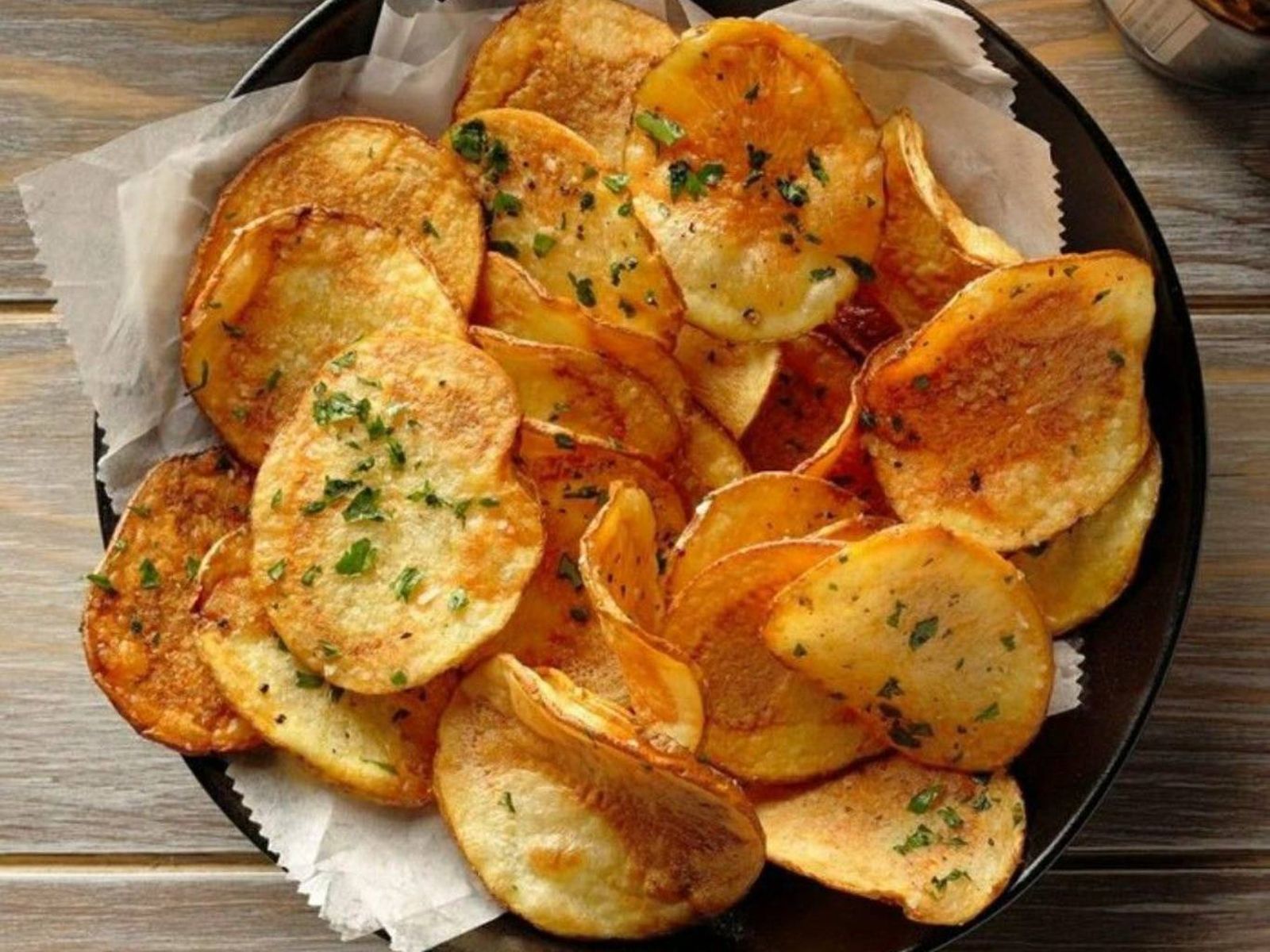 Crujientes, doradas y listas en minutos: así quedan las patatas chips hechas en el microondas. Crujientes, doradas y listas en minutos: así quedan las patatas chips hechas en el microondas.