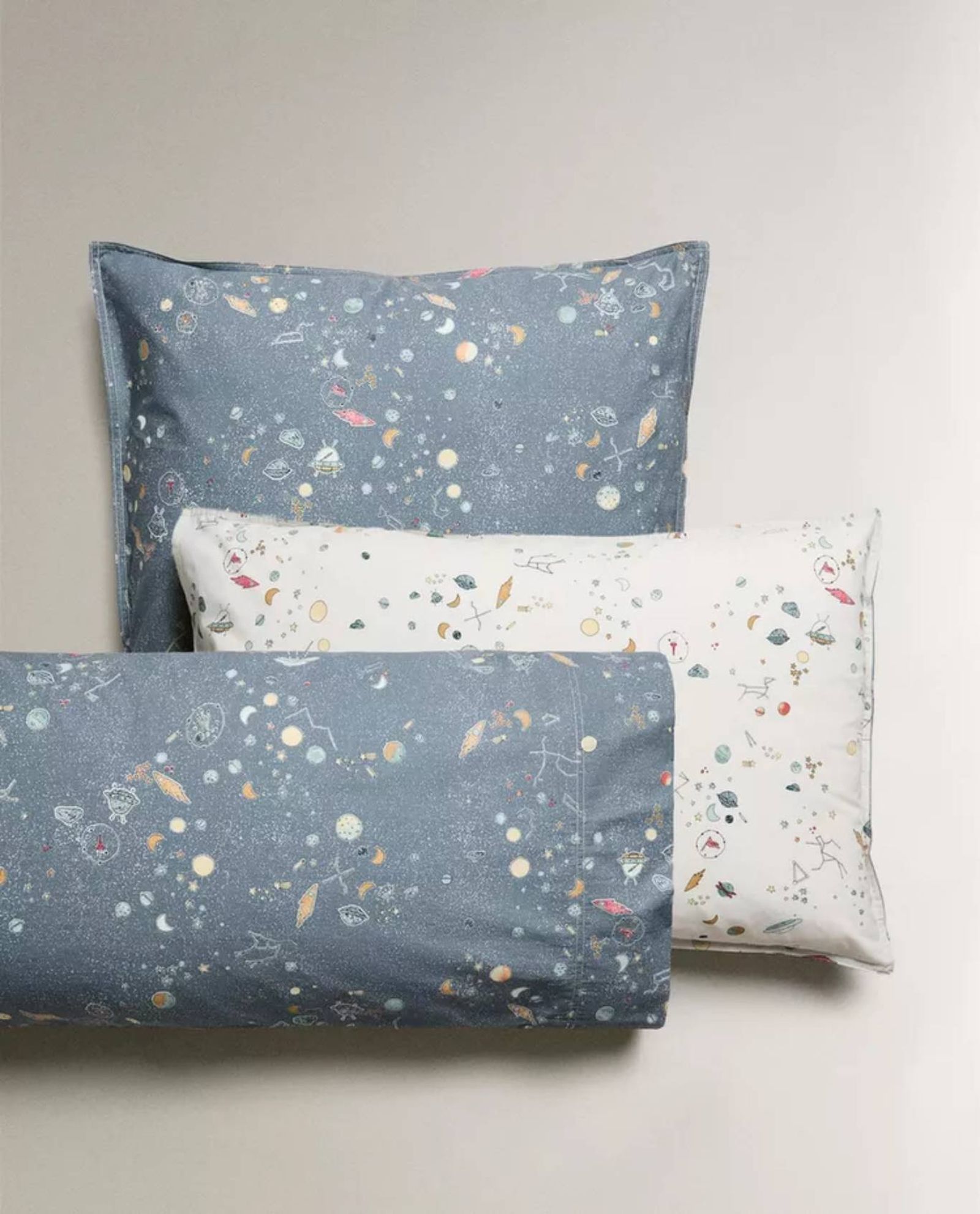 Fundas de almohada de la colección que brilla en la oscuridad. Fundas de almohada de la colección que brilla en la oscuridad.