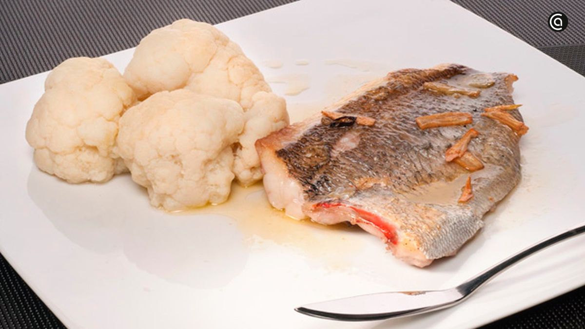 Besugo a la donostiarra con coliflor, una receta tradicional vasca