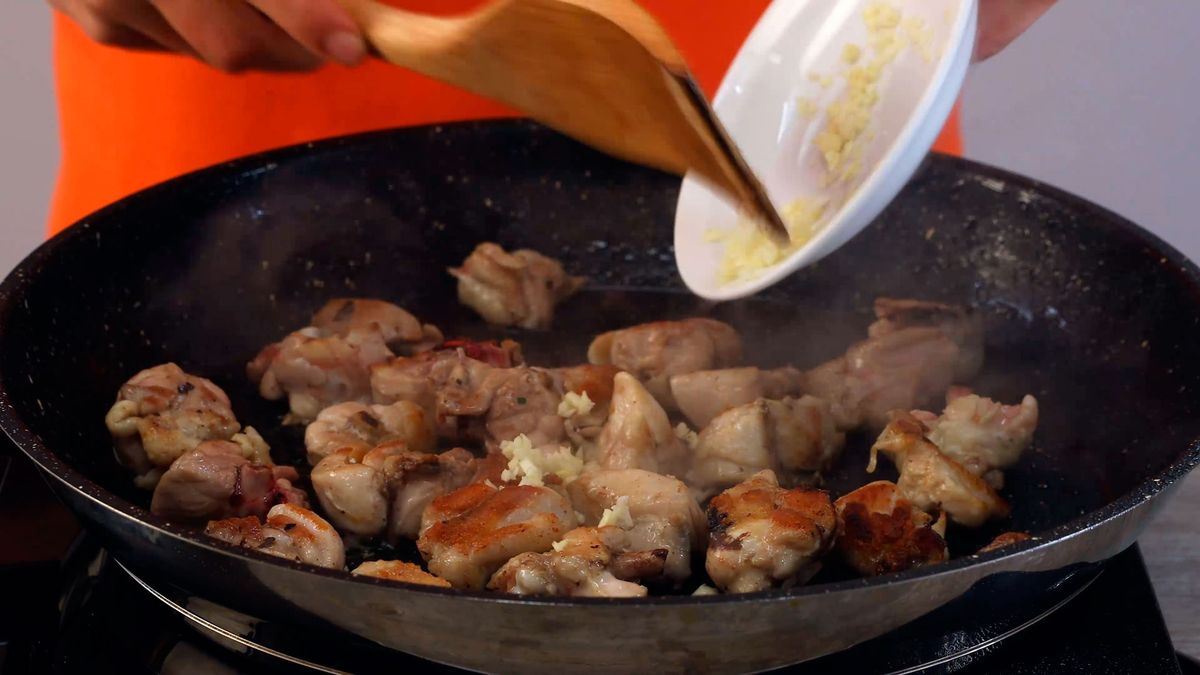 Receta de paella de pollo y marisco   paso 2