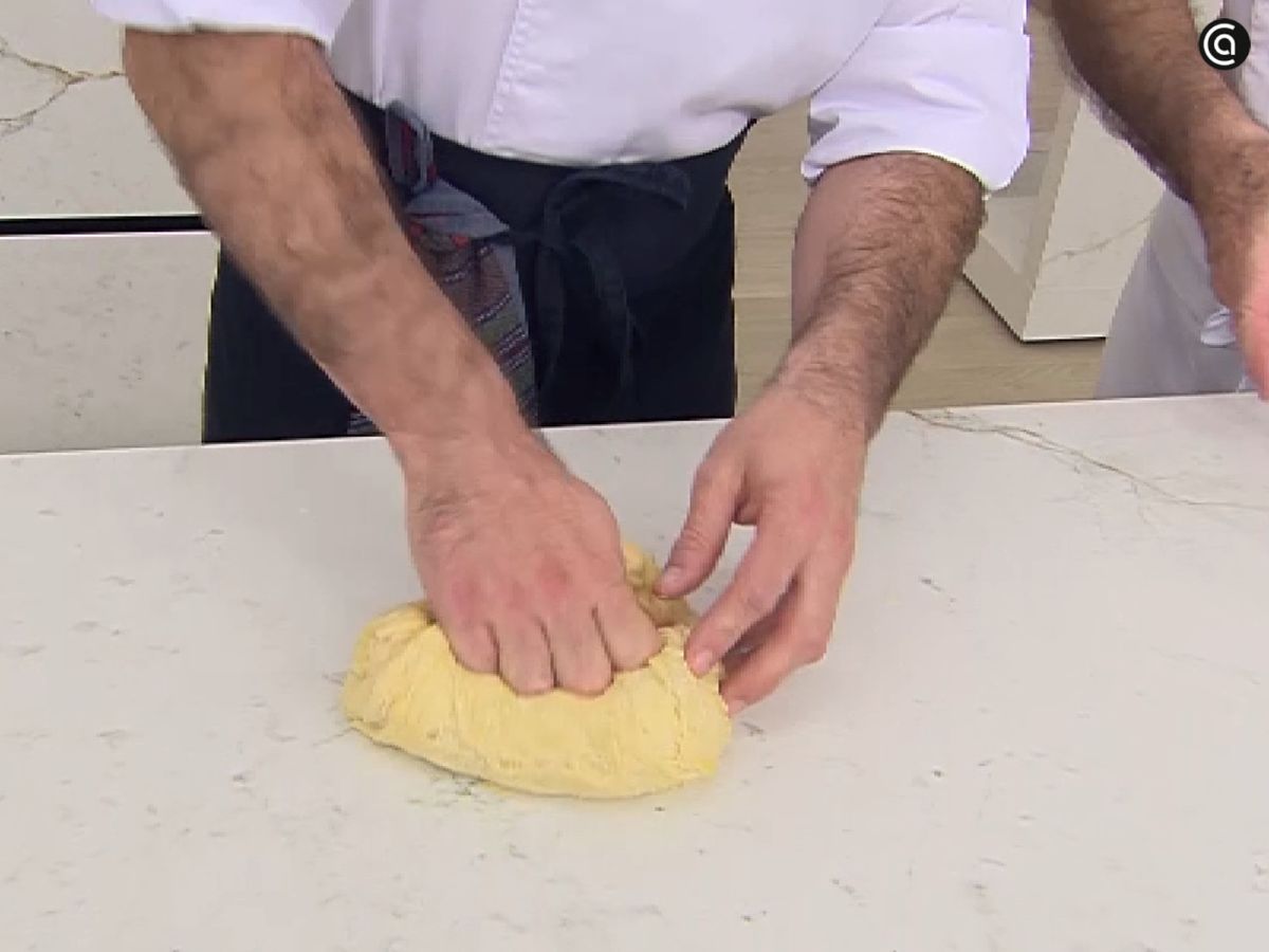 Amasa la mezcla y colócala en el bol con un chorritín de aceite