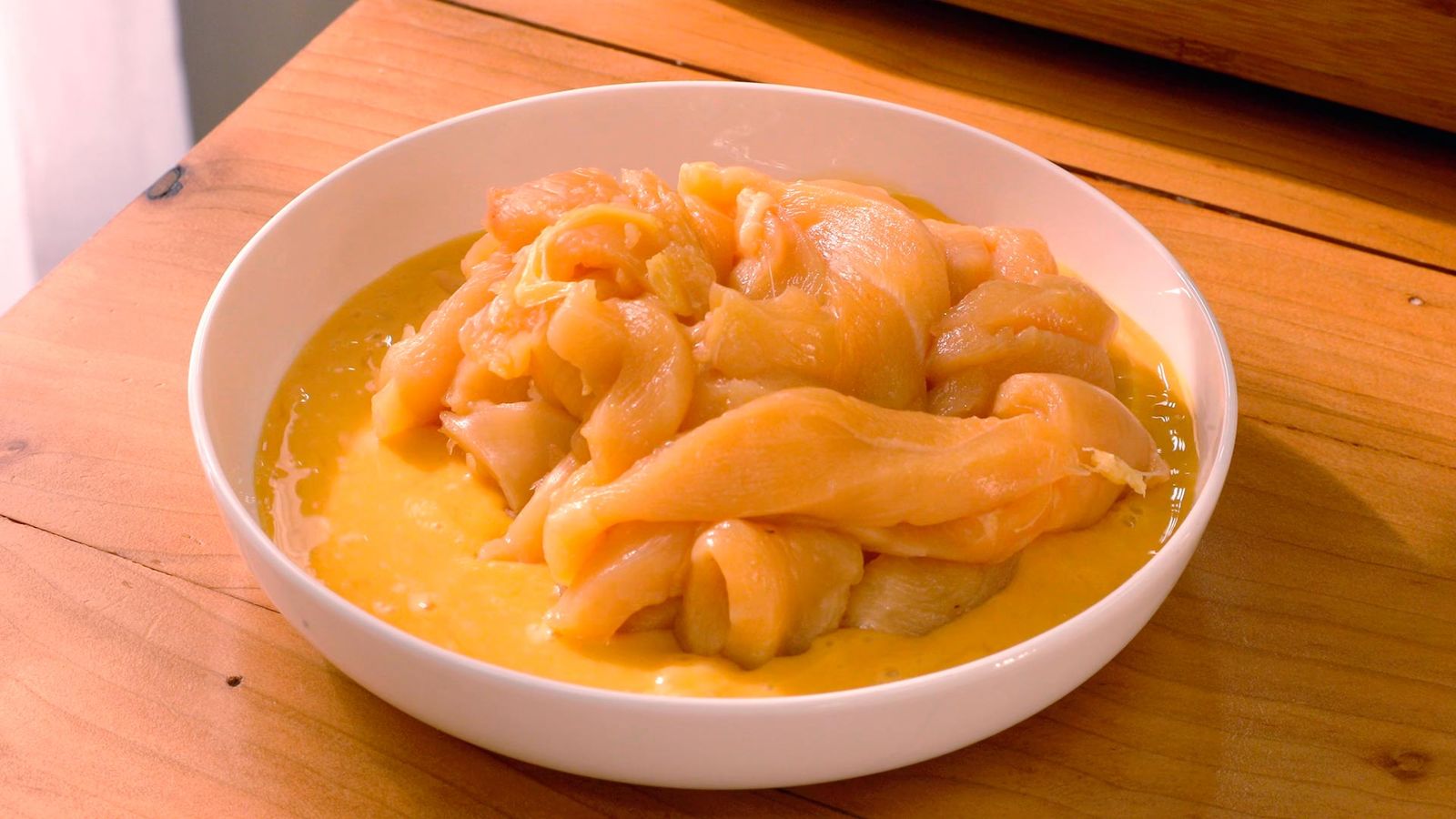 Mezcla el pollo con la marinada Pollo al limón estilo chino paso 2