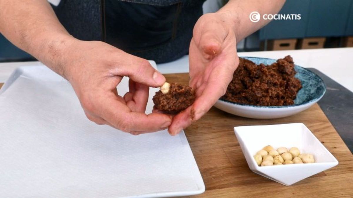 Introducimos una avellana en el centro de cada bolita