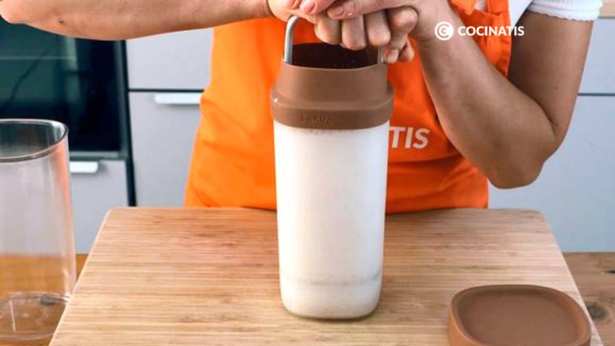 Introduce el filtro y presiona hasta la base