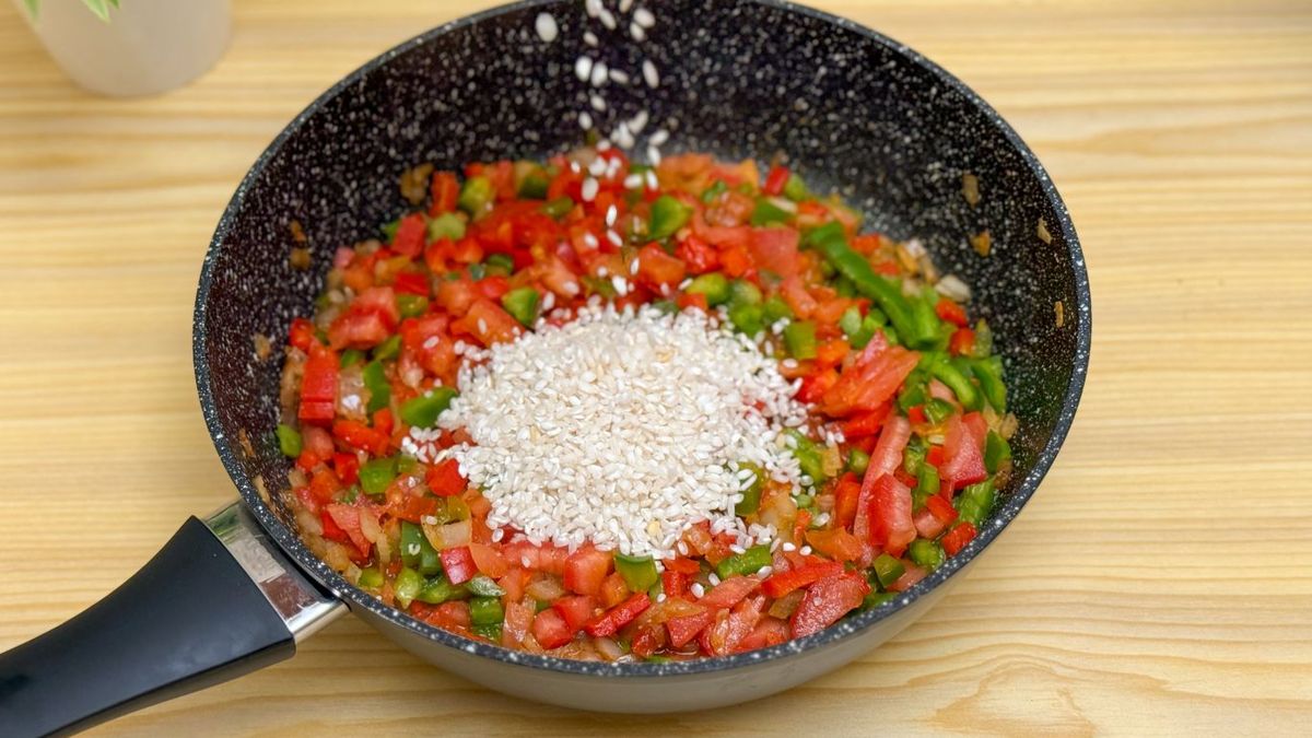 Arroz con verduras en sartén