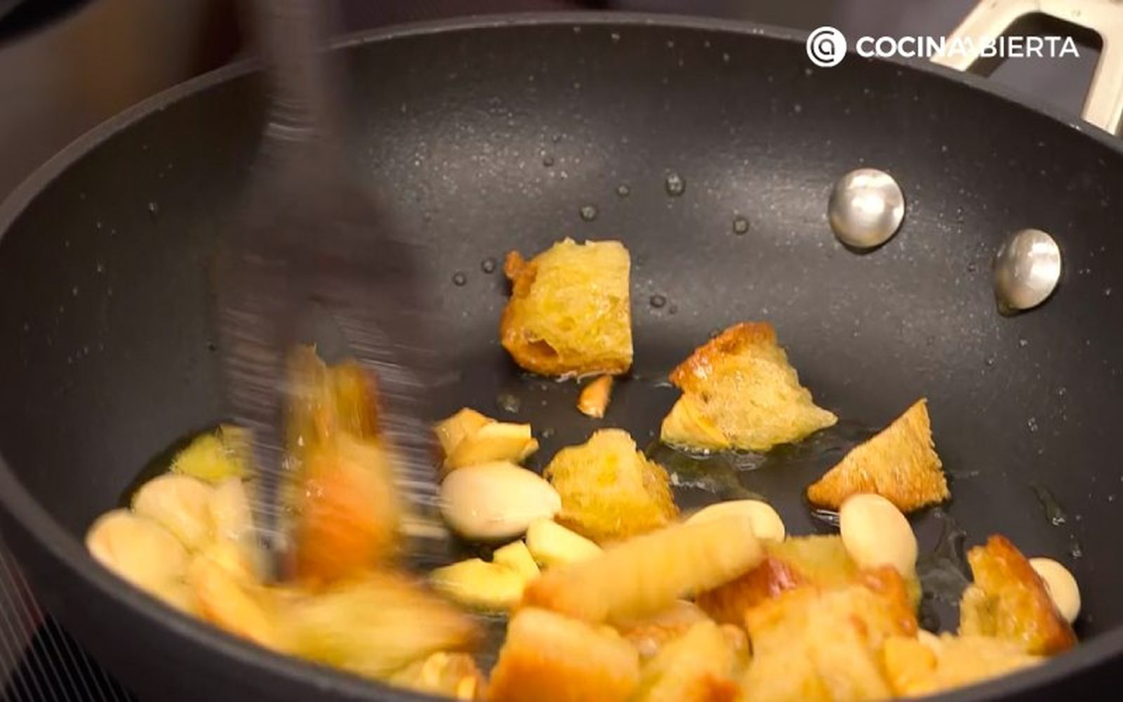 Sofríe todos los ingredientes