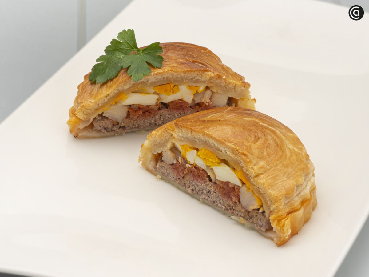 Sirve los pasteles de carne murcianos