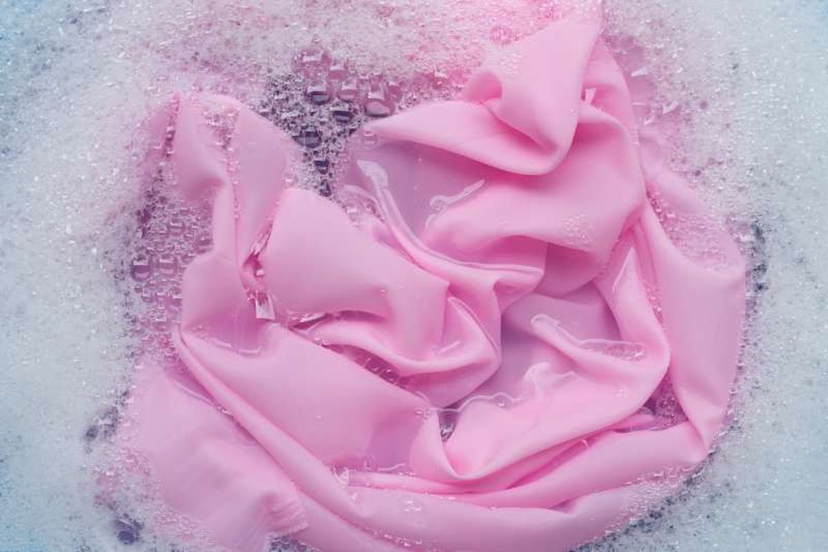 Si localizas una mancha de cera en tu ropa, actúa de inmediato.