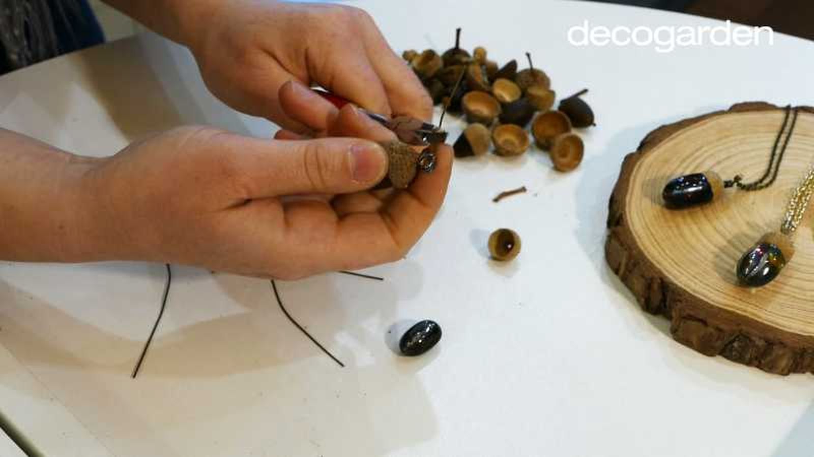 Cuarto paso para hacer un collar de bellotas. Cuarto paso para hacer un collar de bellotas.