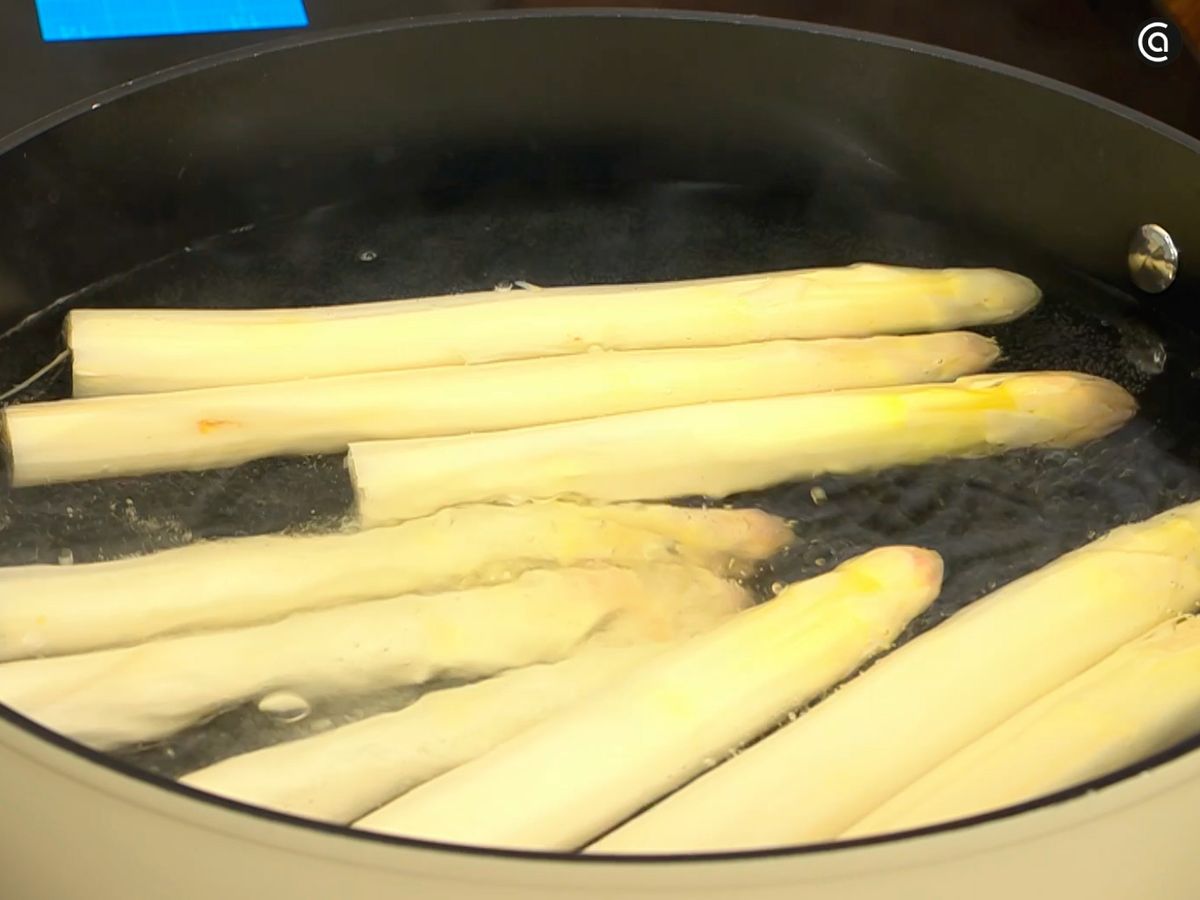 Pela y cuece los espárragos blancos hasta que estén tiernos