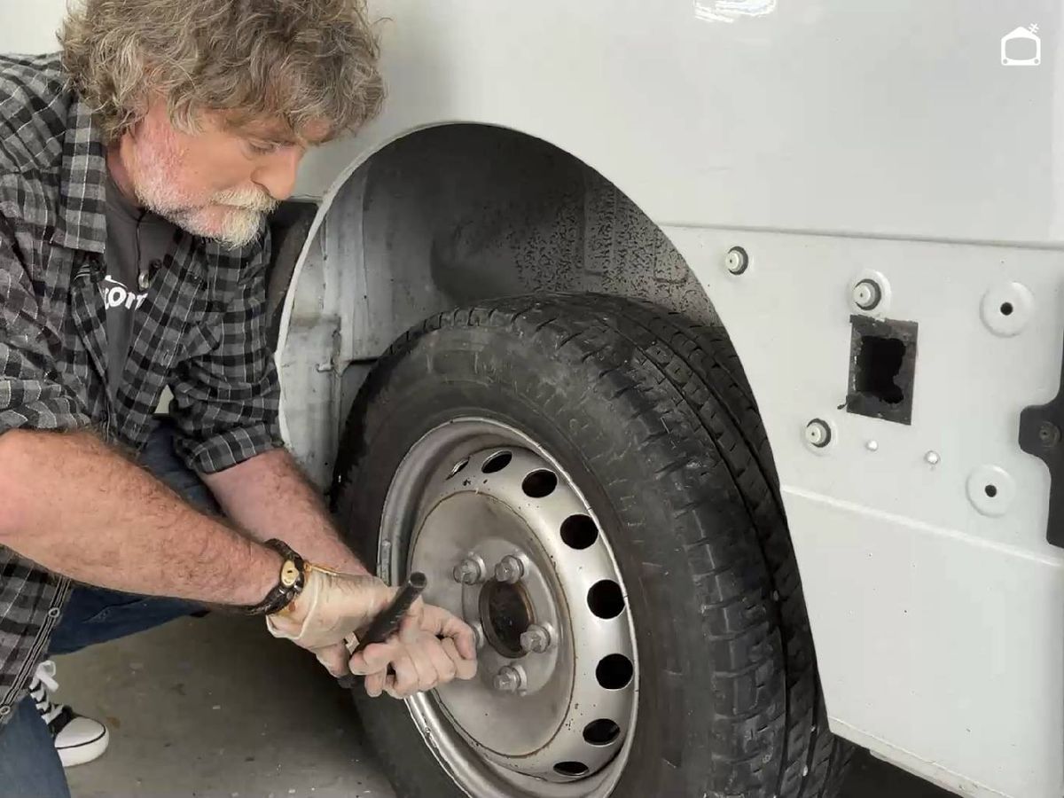 Arreglar un pinchazo de la rueda del coche.